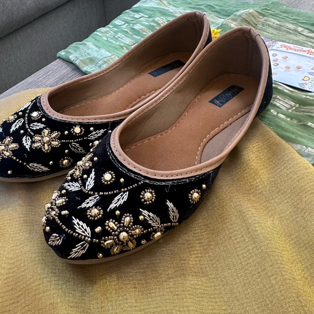Women’s Black & Gold Embellished Traditional Indian Flats Juttis